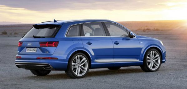 2016AudiQ7RearView